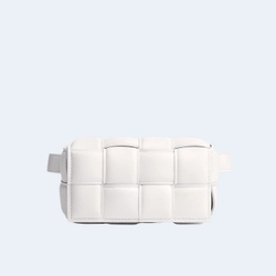 보테가 베네타 패디드 카세트 벨트백 화이트